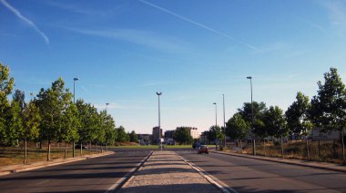 Tarladan geçen iki şeritli yollar.