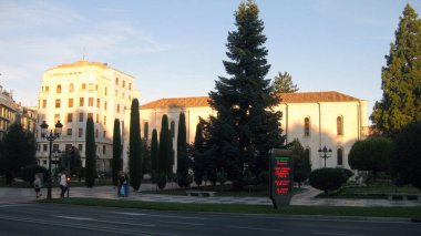 Şehrin modern apartmanları.