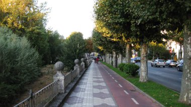 Nehrin yanında kaldırımlar ve bisiklet yolu.