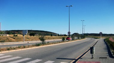 Ekin tarlalarında yollar.