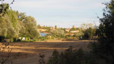 Tarlaların ve dağların manzarası..