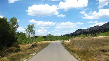Dağ manzaralarından geçen yollar ve yollar.