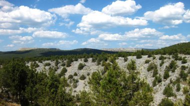 Güneşli bir günde kireçtaşı dağları.