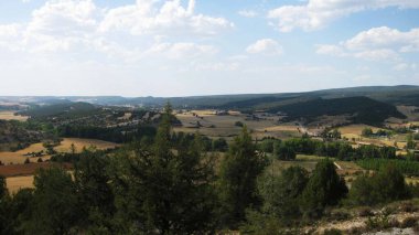 Güneşli bir günde kireçtaşı dağları.