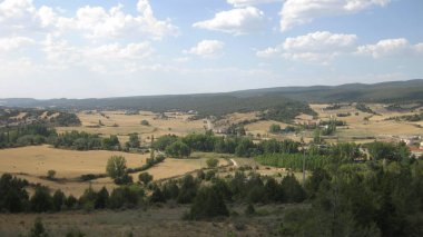 İspanya 'nın otlaklarıyla dağlık araziler.