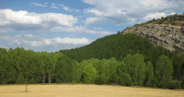 İspanya 'nın otlaklarıyla dağlık araziler.