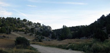 Dağların arasından geçen yol.