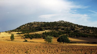 İspanya 'nın otlaklarıyla dağlık araziler.