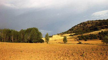 İspanya 'nın otlaklarıyla dağlık araziler.