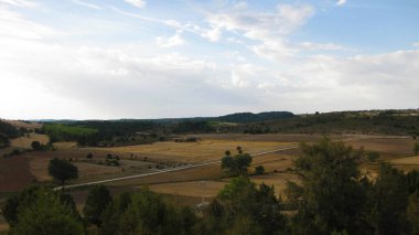 İspanya 'nın otlaklarıyla dağlık araziler.