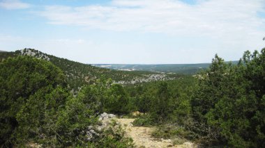 İspanya 'nın otlaklarıyla dağlık araziler.