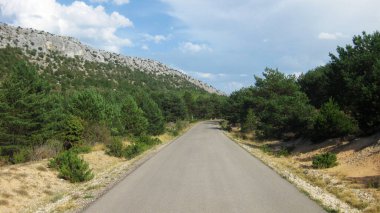 Dağ manzaralarından geçen yollar ve yollar.