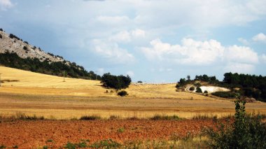 İspanya 'nın otlaklarıyla dağlık araziler.