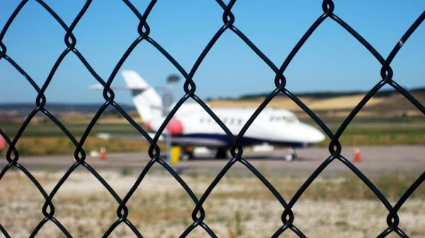 Αεροπλάνο Πίσω Από Ένα Φράχτη Την Ημέρα — Φωτογραφία Αρχείου