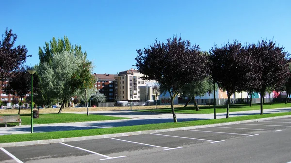 Estacionamento Frente Jardim — Fotografia de Stock