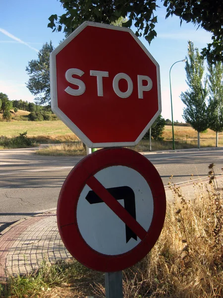 Σήματα Κυκλοφορίας Απαγορεύεται Γυρίσει Και Σταματήσει — Φωτογραφία Αρχείου