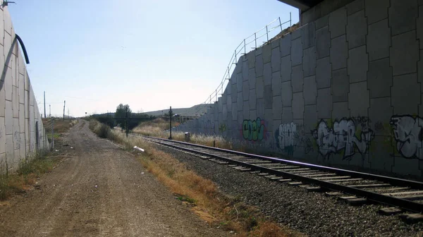 畑を通る列車の線路 — ストック写真