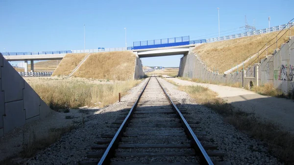 畑を通る列車の線路 — ストック写真