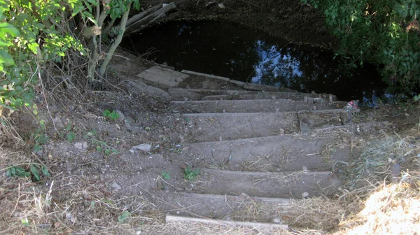 Escaleras Tierra Bajando Río —  Fotos de Stock