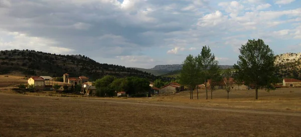 スペインの牧草地と山岳風景 — ストック写真