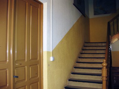 Eski bir okulun merdivenleri..