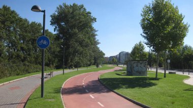 Parkta bisiklet yolu.