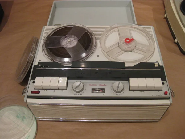 ⬇ Скачать Картинки Катушечный Магнитофон, Стоковые Фото.