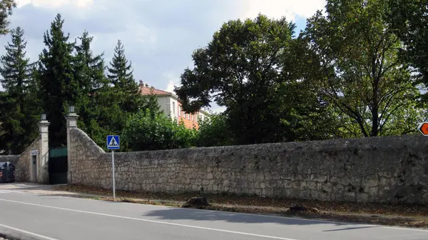 Pendenza Stradale Vicino Muro Pietra Una Fattoria — Foto Stock