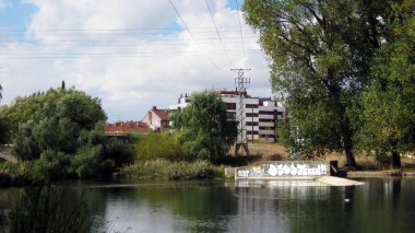 Sonbaharda yansımalı nehirler.