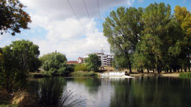 Sonbaharda yansımalı nehirler.