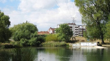 Sonbaharda yansımalı nehirler.