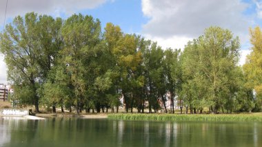 Sonbaharda yansımalı nehirler.