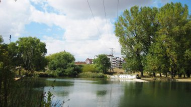 Sonbaharda yansımalı nehirler.