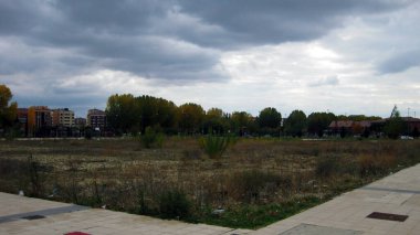 Kötü bir sonbahar gününde sokaklar.