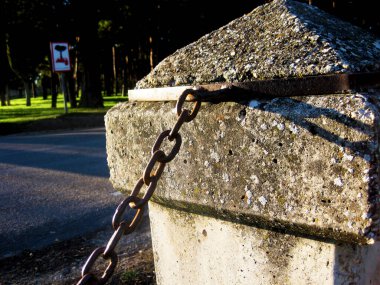 Paslı zincir bir taşa bağlı..