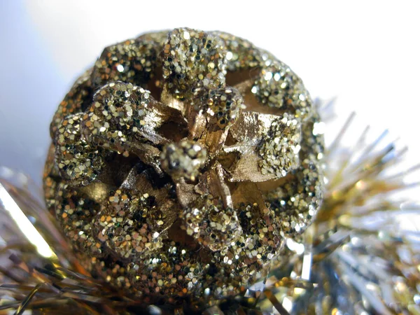 黄金のクリスマスボール上の白い背景 — ストック写真