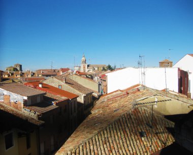 Bir köyün çatıları..