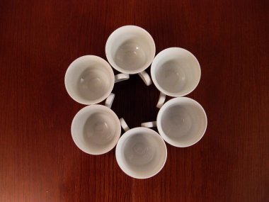 Bardak ve sofra takımı bir masada..