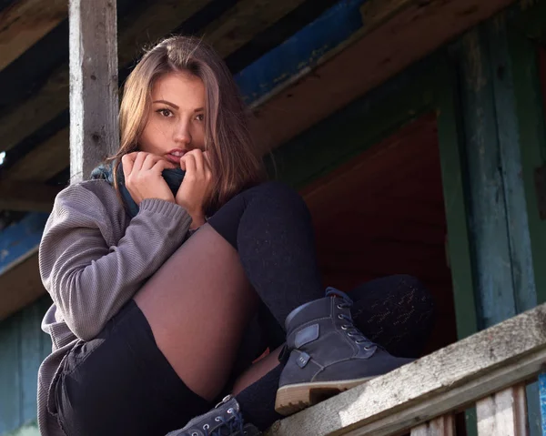 Esmer sonbahar verandada poz. Sonbahar gündelik. 