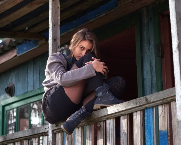 Esmer sonbahar verandada poz. Sonbahar gündelik. 