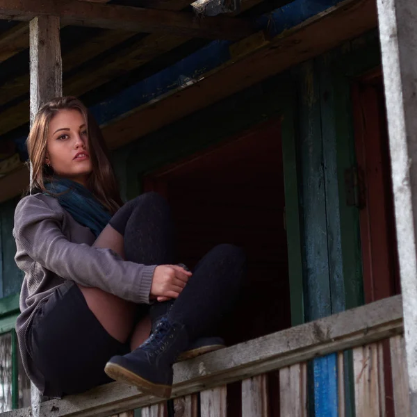 Esmer sonbahar verandada poz. Sonbahar gündelik. 