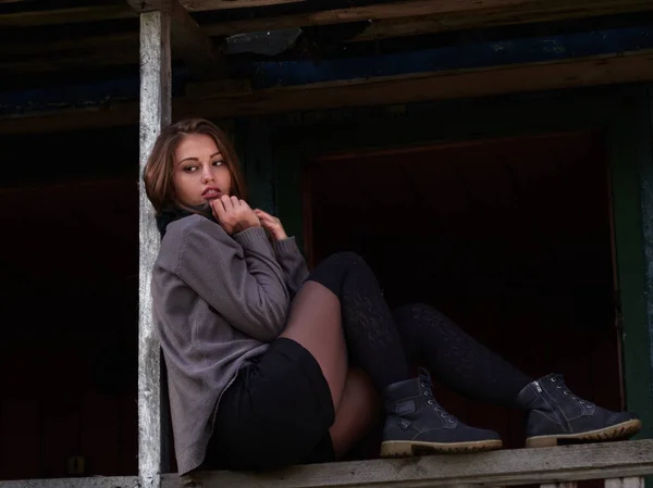 Esmer sonbahar verandada poz. Sonbahar gündelik. 