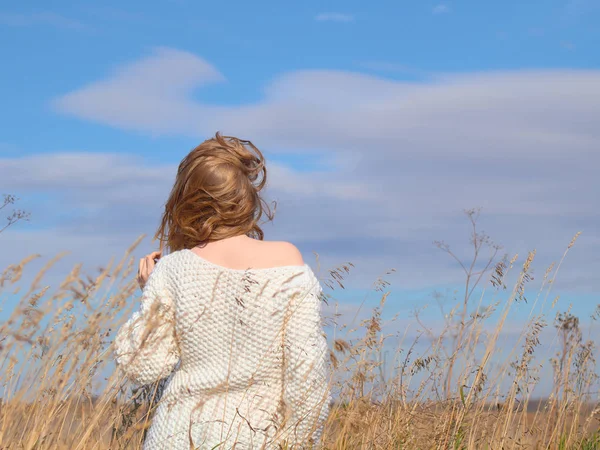 Beyaz yün kazak güzel hamile kadın.