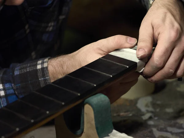 Guitarras Luthiers instala tuerca . — Foto de Stock