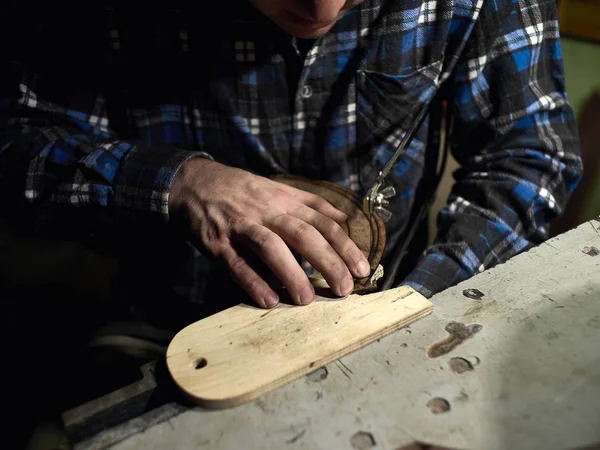 Guitarras Luthiers instala un soporte debajo del brazo . — Foto de Stock