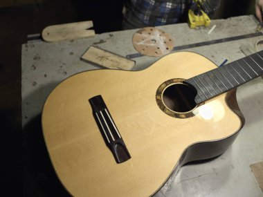 Klasik gitar çantası masada