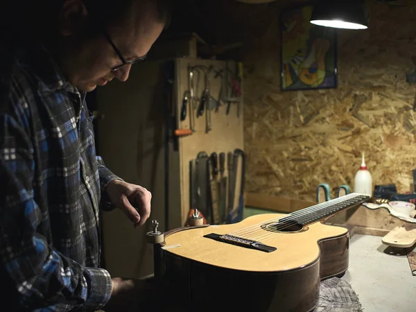 Guitarras Luthiers instala un soporte debajo del brazo . —  Fotos de Stock