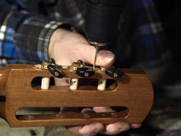 Guitarras Luthiers perfora agujeros debajo de las cabezas de la máquina . —  Fotos de Stock