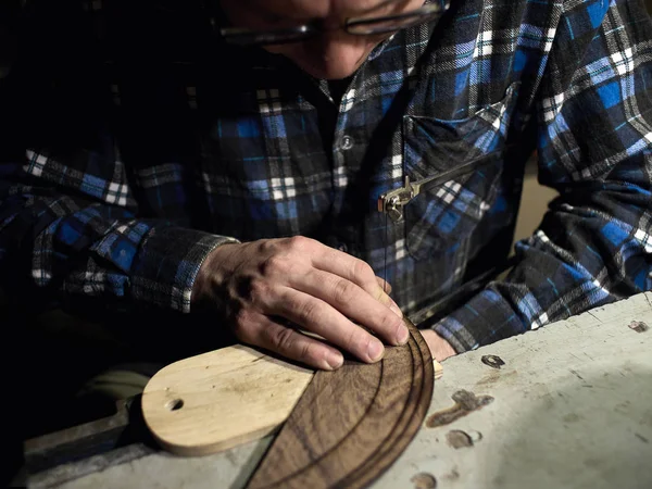 Guitarras Luthiers instala un soporte debajo del brazo . —  Fotos de Stock