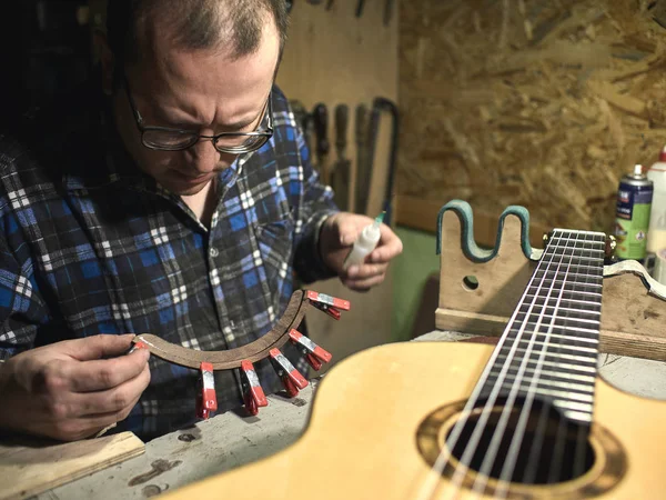 Guitars Luthiers sets up a stand under the arm. — Stock Photo, Image